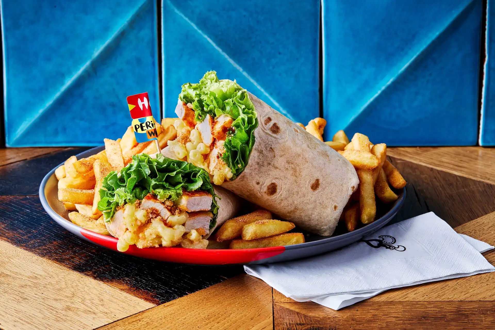 PERi Mac & Cheese Chicken Wrap PERi Salted Chips and Napkin
